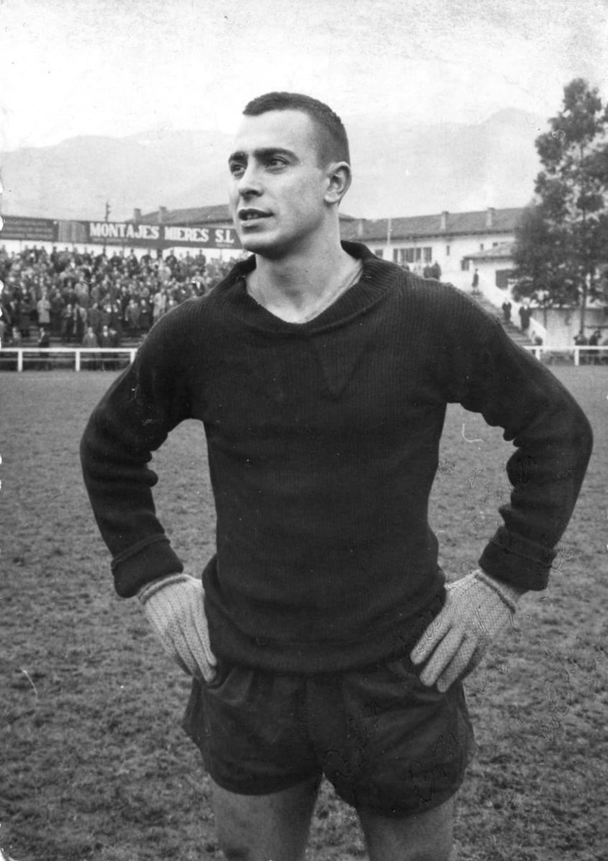 En su juventud, como portero de fútbol en varios equipos asturianos.