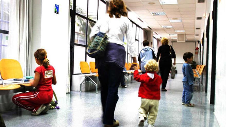 Padres y niños aguardan su turno en el área de Pediatría de un centro de salud de Alicante, en imagen de archivo.