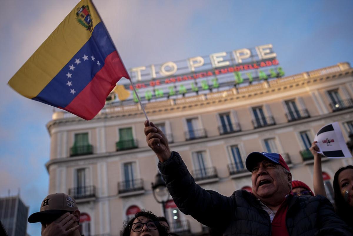 Un hombre con una bandera venezolana durante la concentración contra el régimen de Nicolás Maduro antes de la toma de posesión como presidente de Venezuela, en la Puerta del Sol, a 9 de enero de 2025, en Madrid (España). El objetivo de la protesta es arropar al pueblo venezolano un día antes de la previsible toma de posesión de Nicolás Maduro como presidente de Venezuela. 09 ENERO 2025;VENEZUELA;MANIFESTACIÓN;PROTESTA;SOS VENEZUELA;OPOSICIÓN;OPOSITOR;BANDERA;VENEZOLANOS; Diego Radamés / Europa Press 09/01/2025. Diego Radamés;