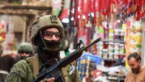 Un soldado israelí patrulla los puestos del mercado en la Ciudad Vieja de Nablus, en la Cisjordania palestina, territorio ocupado por Israel, el 12 de abril de 2026.
