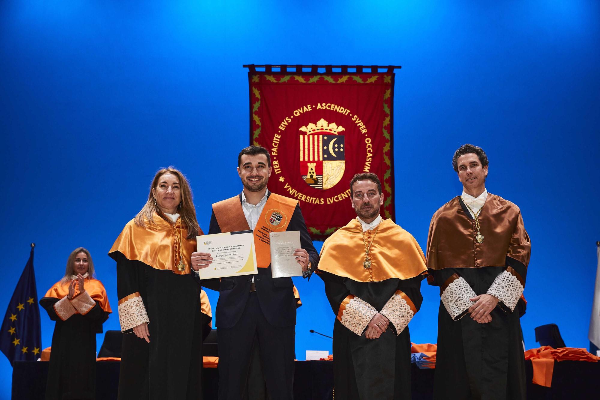 Graduación de los alumnos en los grados en Administración y Dirección de Empresas, Economía, Marketing, Sociología, dobles grados en Ingeniería Informática + ADE y Turismo + ADE, y los másteres universitarios en Administración y Dirección de Empresas, Cooperación al Desarrollo, Dirección y Planificación del Turismo, Economía Aplicada, Economía Cuantitativa e Innovación Social y Dinámicas de Cambio de la Universidad de Alicante.