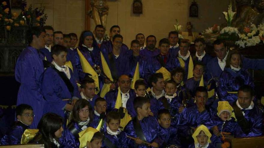 La Banda de Cornetas y Tambores durante una pasada Semana Santa en Villaralbo.