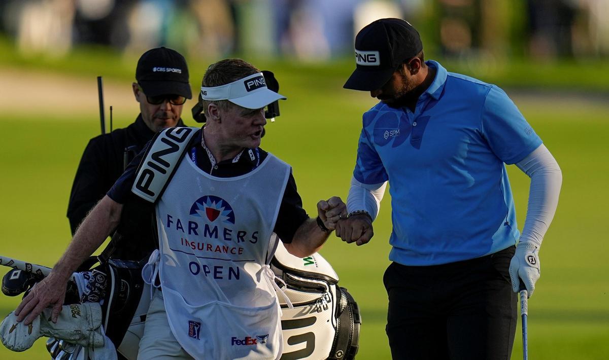 Pavon y su caddy, Mark Sherwood, celebran un golpe del francés en la última jornada de juego