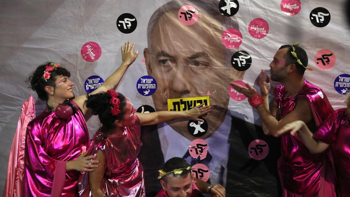 Israelíes tapan con pegatinas la cara de Netanyahu en un cartel