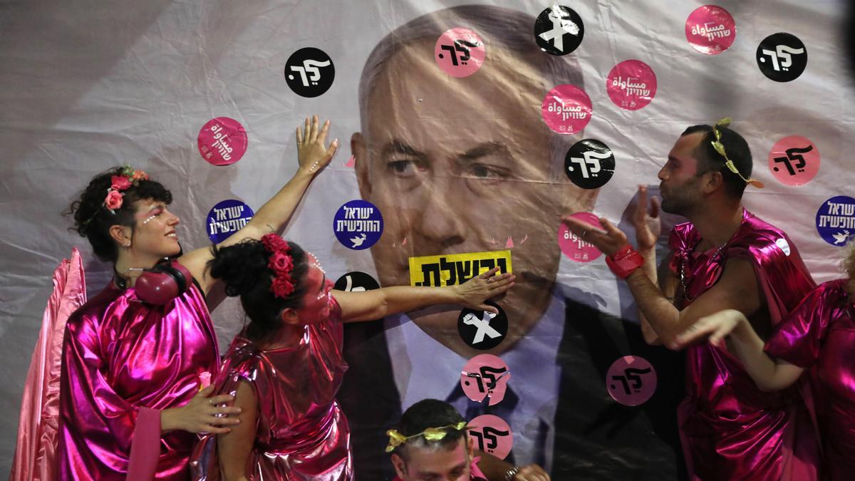 Israelíes tapan con pegatinas la cara de Netanyahu en un cartel
