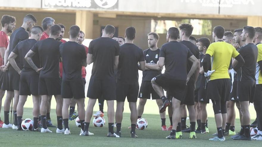 Gustavo Munúa dirigiendo el entrenamiento de este viernes en el estadio.