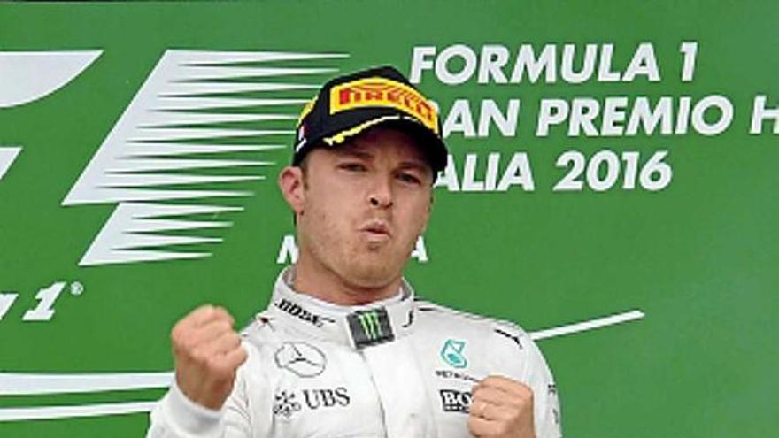 Rosberg aprofita una errada de Hamilton a la sortida i s&#039;hi acosta