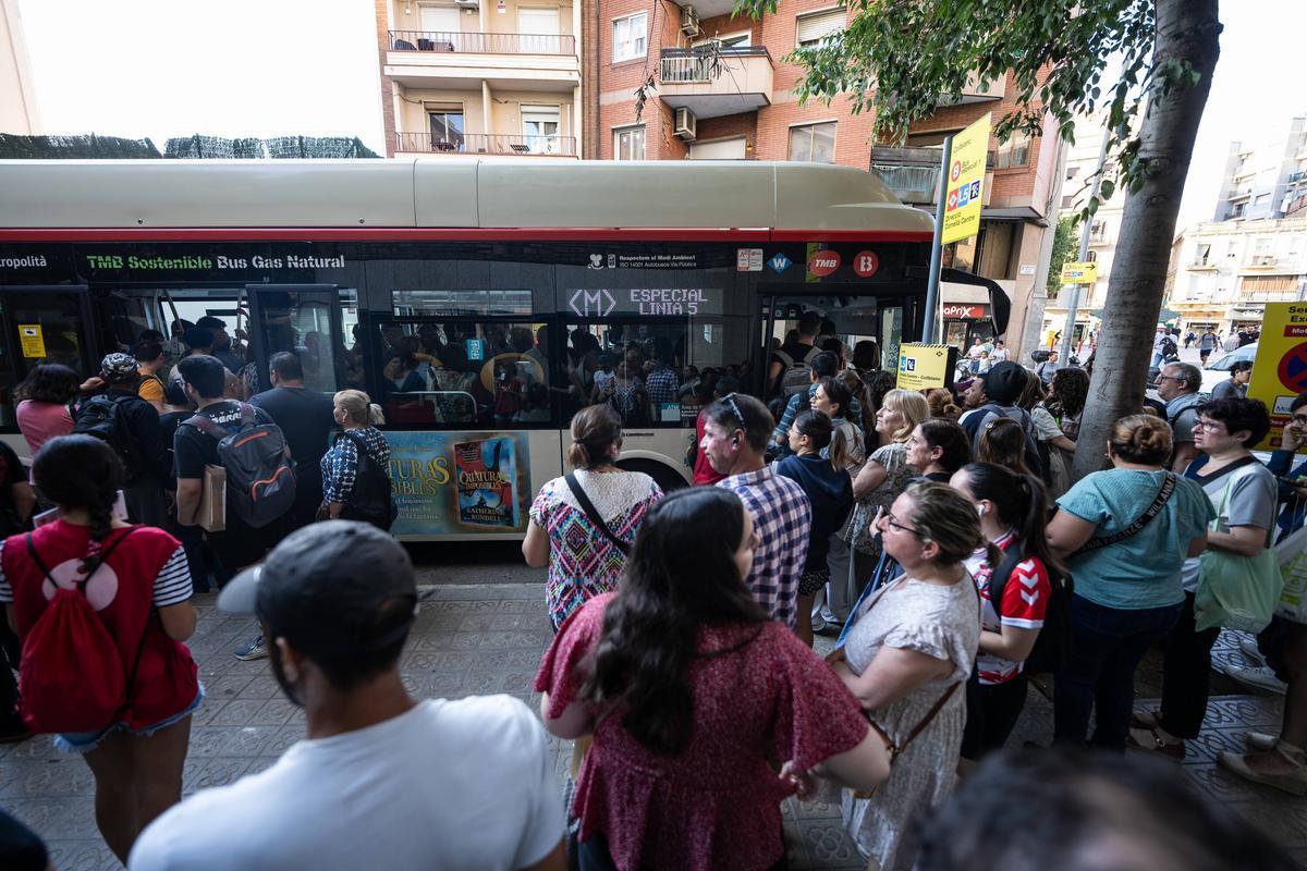 BARCELONA 25/06/2024  Barcelona.  Parada de autobús en Collblanc dirección Cornellà Centre. Corte de la linea 5 L5 de metro por obras, del 25 de junio al 1 de setiembre, entre Collblanc y Cornellà Centre. .         FOTO de ZOWY VOETEN