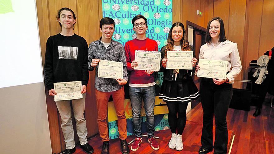 La Universidad premia a los tres mejores estudiantes en Biología