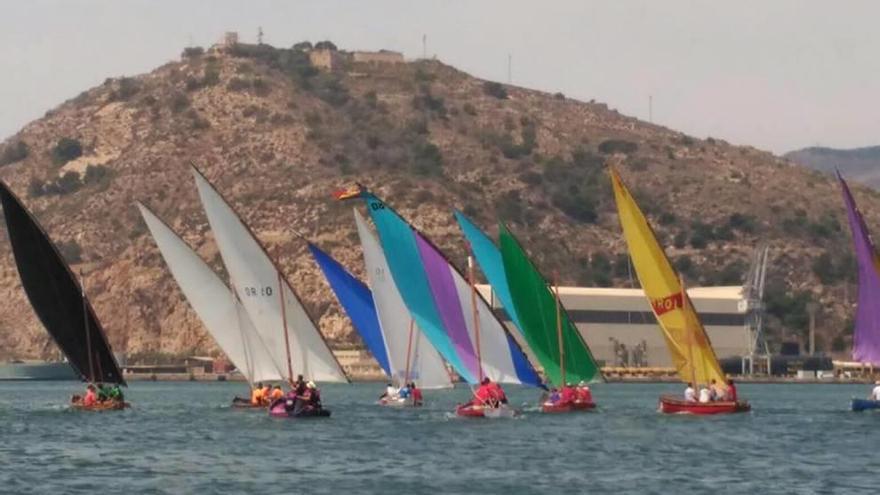 Imagen de embarcaciones de vela latina en el puerto de Cartagena.