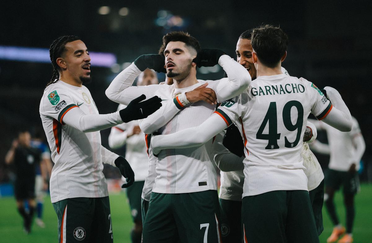 Pedro Neto, celebrando el 1-2 en Cardiff