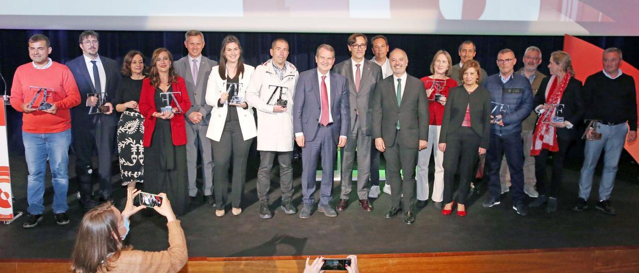 Foto de familia de los representantes de las doce empresas premiadas por la Zona Franca y autoridades en Afundación.