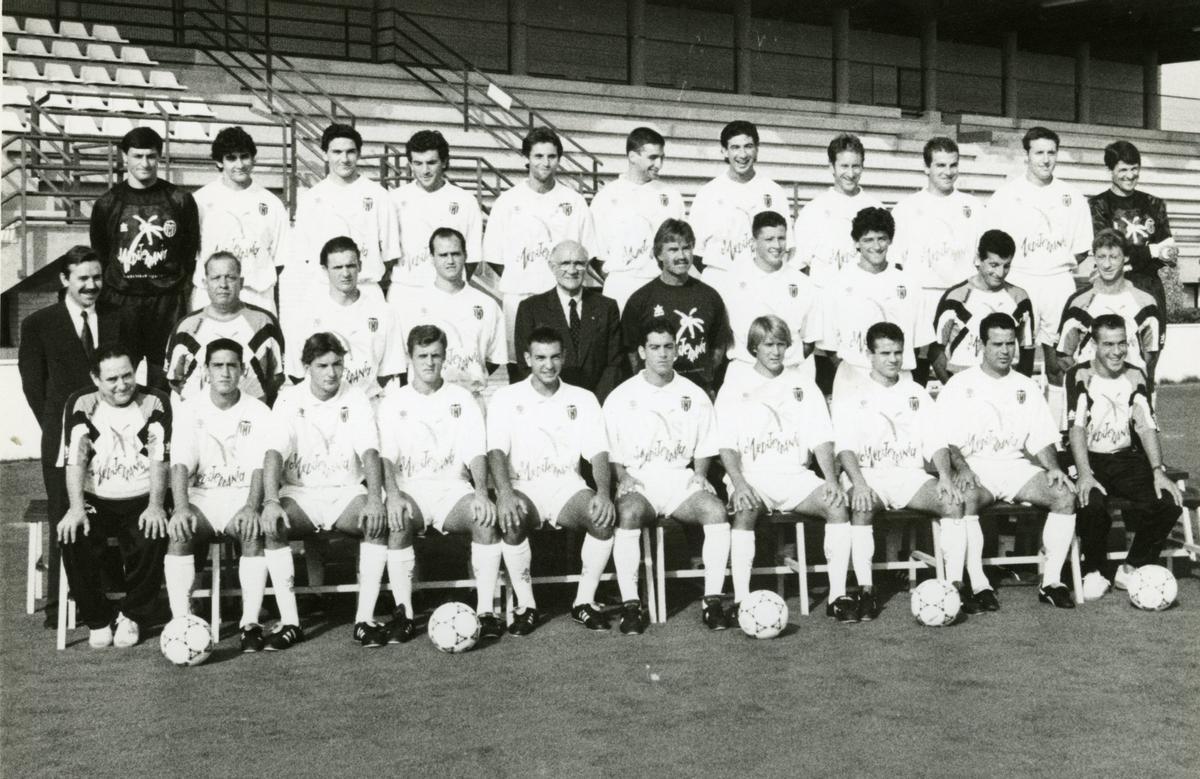 Tuzón, en el medio, con la plantilla de la temporada 93-94, meses antes de su dimisión.