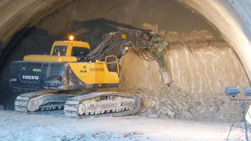 Las obras de perforación del túnel por donde pasará el Ave, en el tramo Carrús-Elche, han dado ya comienzo, como se puede apreciar en la imagen de Adif