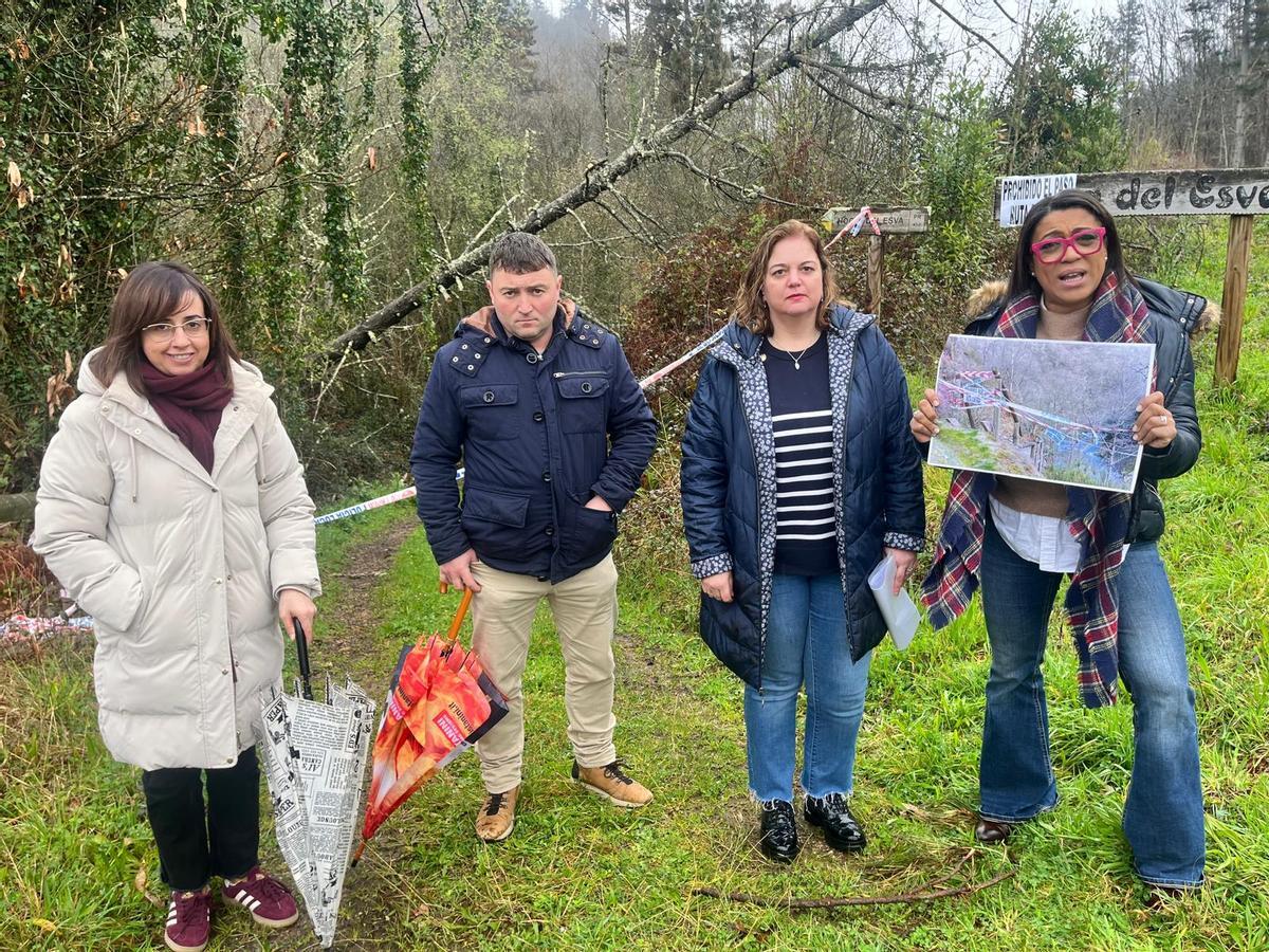 Los concejales Karina Peláez, Pablo Fernández, Montse Fernández y Sandra Camino a la entrada de la ruta de las Hoces del Esva.