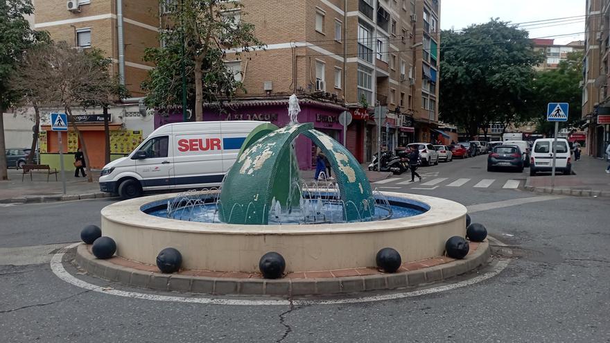 La fuente de La Luz se marcha a trozos del barrio