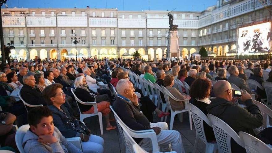 Concierto de verano en María Pita el año pasado, con afluencia masiva de público.