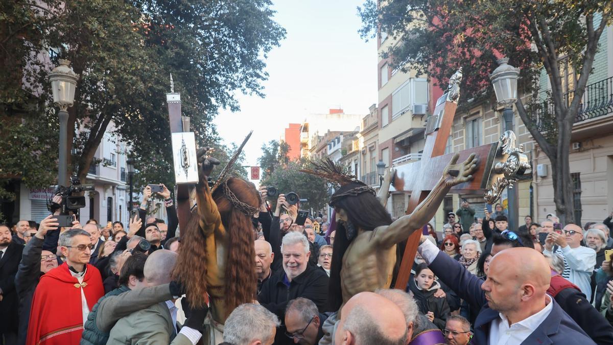 El primer encuentro de los cristos del Cabanyal inaugura el Viernes Santo en València