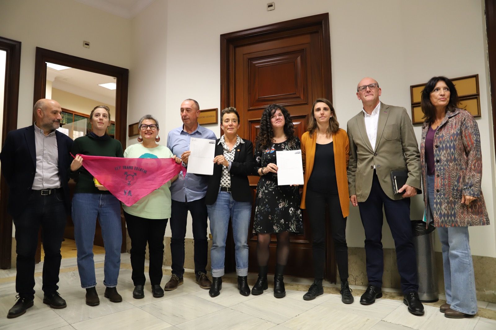 De izquierda a derecha, los diputados y diputadas Néstor Rego (BNG), Joan Baldoví (Compromís), Isabel Pozueta (Bildu), Sofía Fernández Castañón (UP), Joseba Andoni Agirretxea (PNV) y Pilar Calvo (JxCAT) presentan de forma conjunta sus enmiendas a la ley trans.