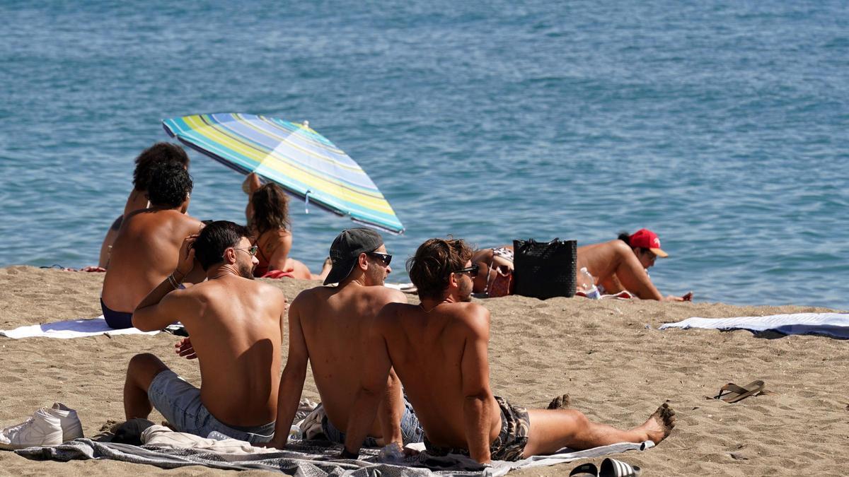 Archivo - Las playa de la costa de Málaga se llenan de personas en este inicio del mes de Octubre. Las altas temperaturas, provocada por un anticiclón, dejará un fin de semana caluroso con máximas de 34 grados, a 4 de octubre de 2024 en Málaga (Andalucía,