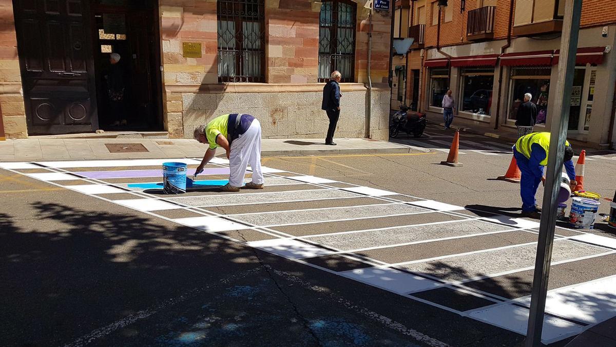 Operarios municipales pintando con los colores de la bandera LGTBI el paso de cebra de la plaza del Grano hace unos años.