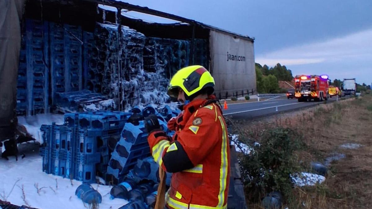Un camión en llamas en la A-3 a la altura de Requena moviliza a los servicios de emergencia por riesgo de incendio forestal y provoca retenciones kilométricas