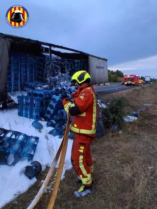 Un camión en llamas en la A-3 a la altura de Requena moviliza a los servicios de emergencia por riesgo de incendio forestal y provoca retenciones kilométricas