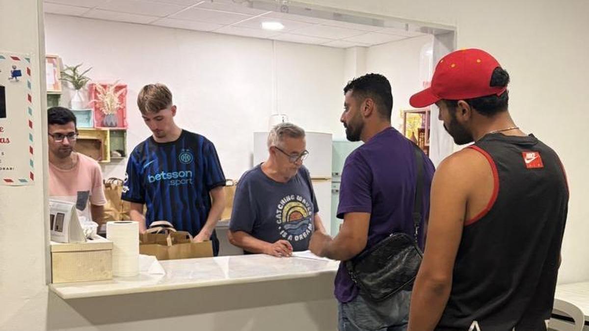 Reparto de kits contra el calor que facilitó la Generalitat en el centro de día de Cáritas.