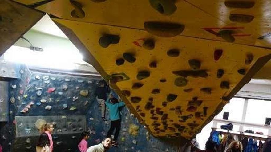 Los alumnos del colegio Mestre Vide descubren los atractivos de la escalada