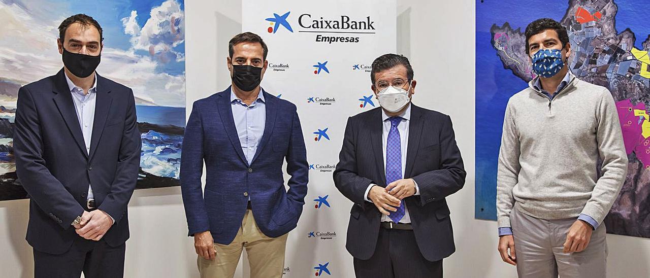 Iván Rodríguez, director de Banca de Empresas de CaixaBank; Juan Carlos Santiago, director general del grupo FSM; Juan Ramón 
 Fuertes, director territorial de CaixaBank; y Bruno Naranjo, director financiero de FSM, durante la visita a las nuevas instalaciones. |  LP/DLP