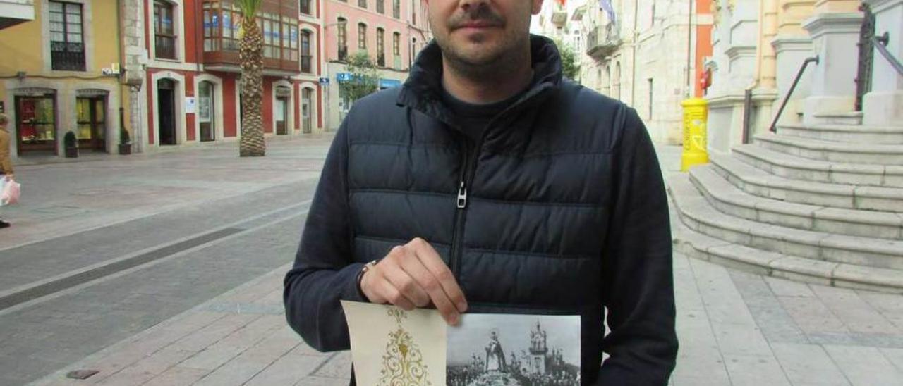 David Prada Torre, con los carteles de la coronación de la Guía, ayer.
