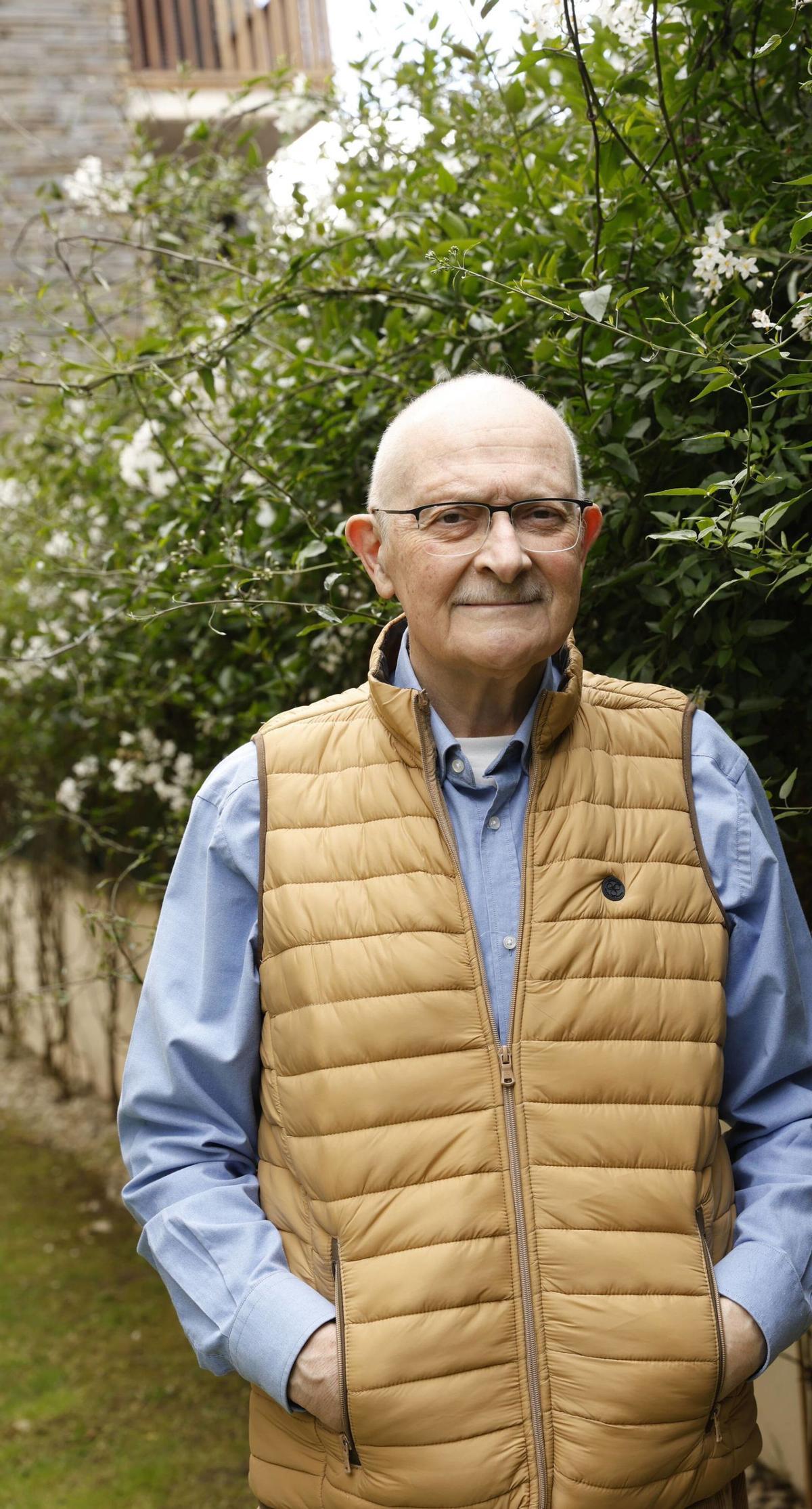 Antonio Trevín, en el jardín de su casa de Llanes. | Ángel González