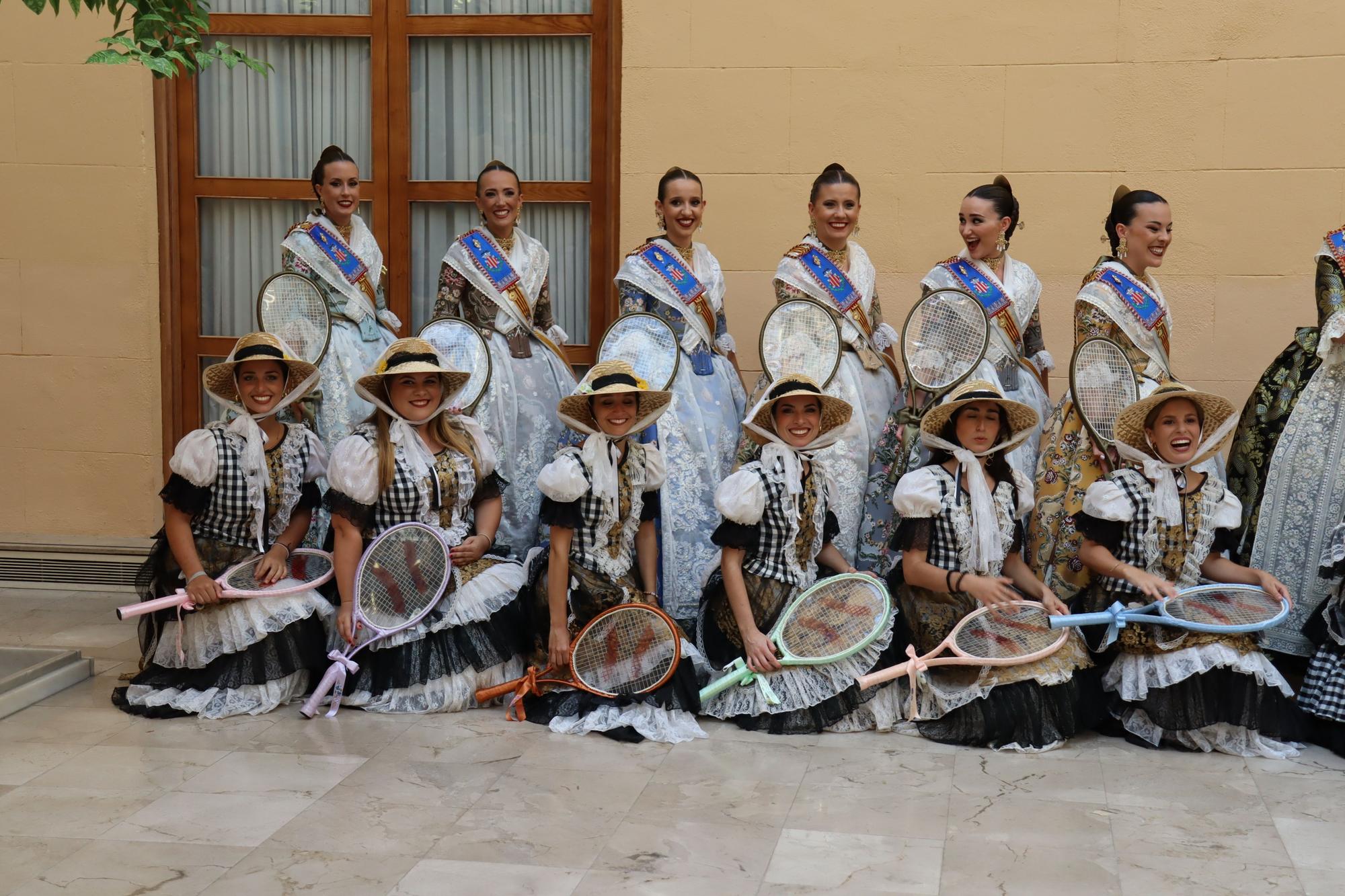 La Batalla de Flores reúne a las falleras de 2022 y 2023