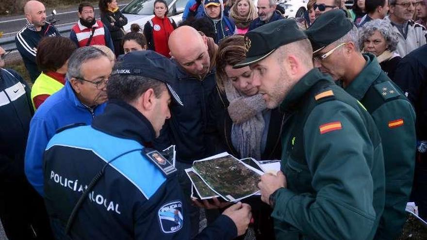 Policías y guardias civiles, ayer, con voluntarios. // R.Vázquez