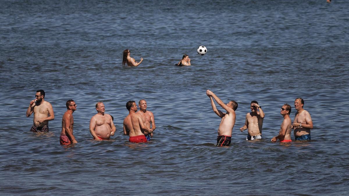 Bañistas disfruntado el pasado domingo de las buenas temperaturas en una playa de València.
