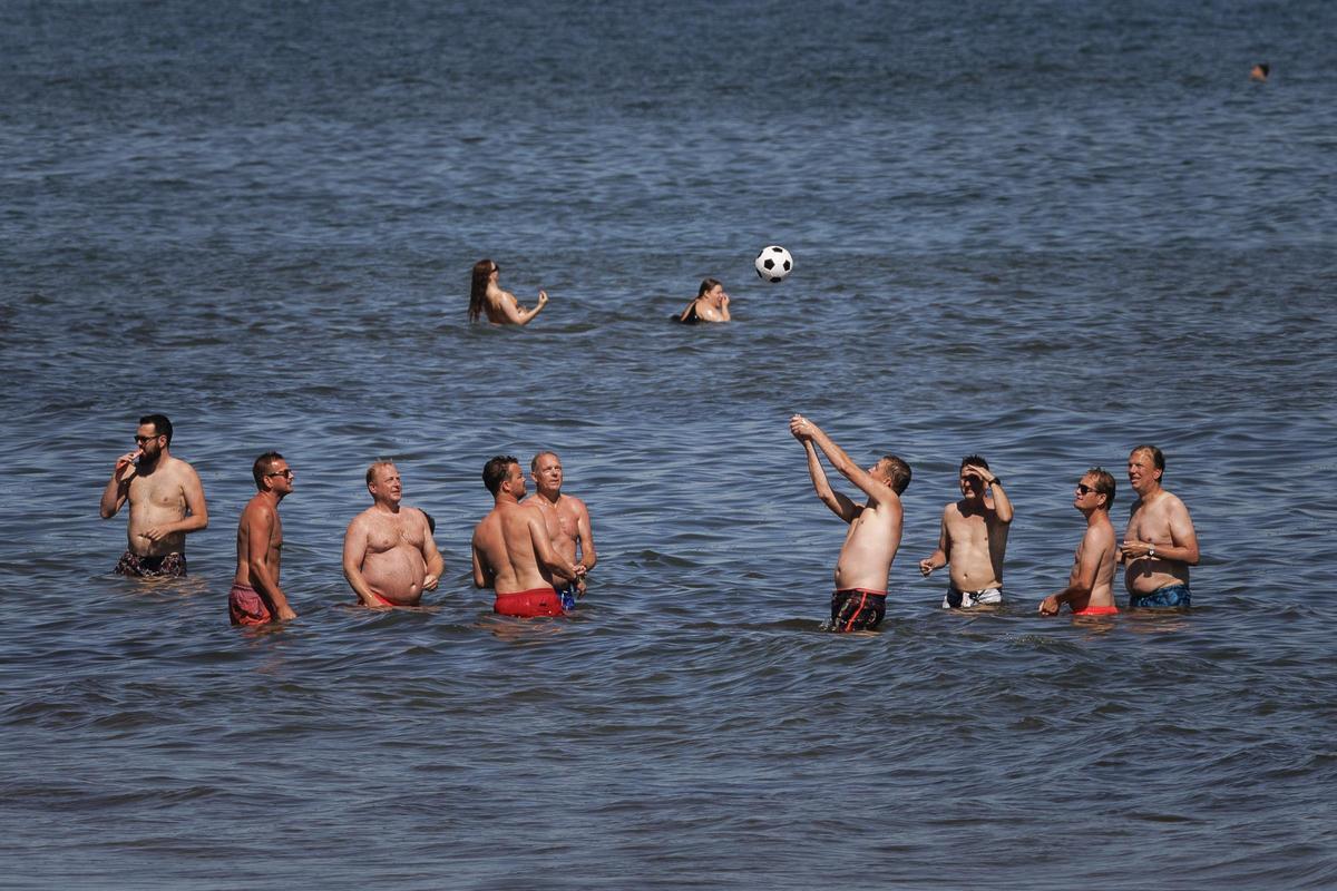 Bañistas disfruntado el pasado domingo de las buenas temperaturas en una playa de València.