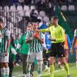 Christian Carracedo en una de las decisiones arbitrales del partido Córdoba CF-Dépor.