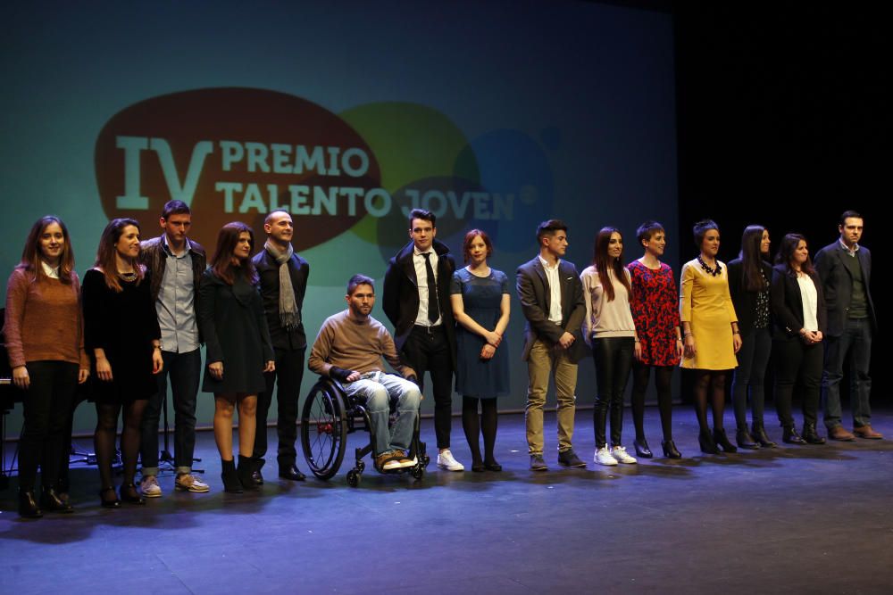 Los finalistas. De izquierda a derecha: Estefanía Torres, Sacha Kruithof, Esther Roselló, Pere Vicalet, Luis Doramas, César Heredero, Carla Ortega, Héctor Garzó, Carla Cabrera, Ana y Laura Bilbao, Estefanía López y Pablo Martín.