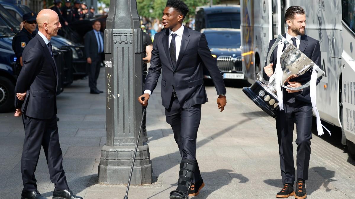 Tchouameni celebró el título con una muleta y protección en la pierna lesionada
