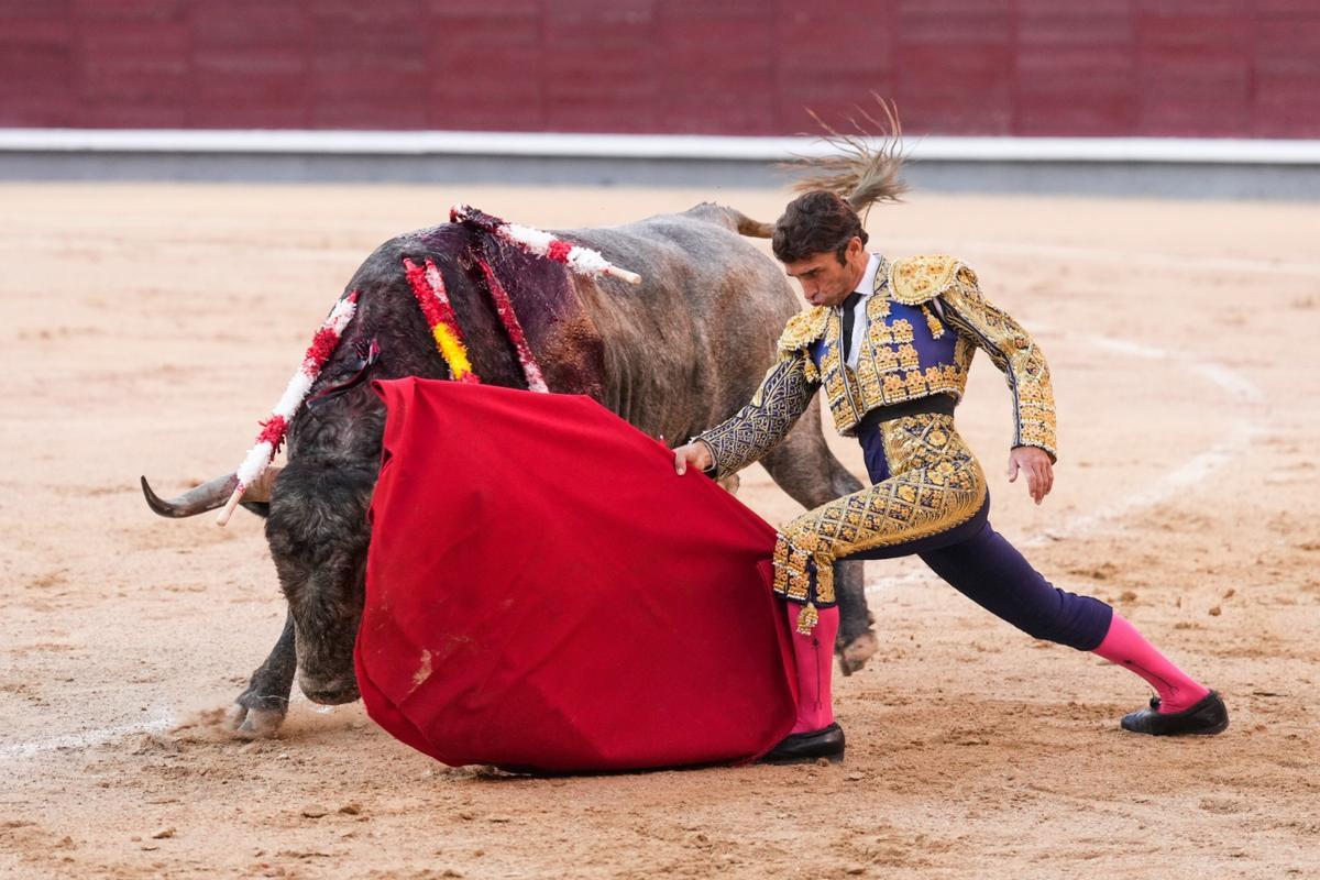 Torerísimo doblón de Robleño en el inicio de su faena a su último toro de San Isidro
