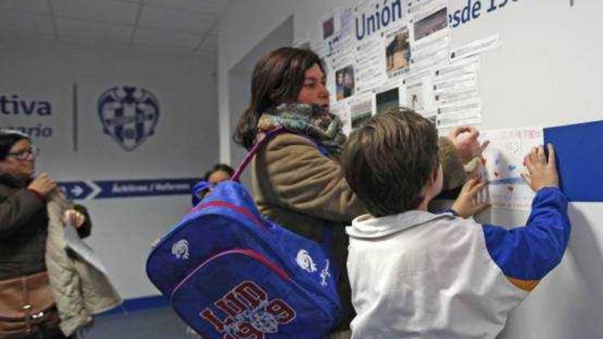 Los aficionados comenzaron ayer a empapelar el vestuario con mensajes de ánimo.