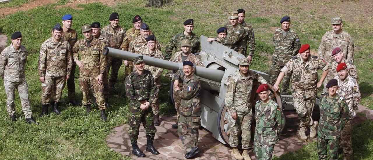 Militares extranjeros del cuartel general de la OTAN en Bétera, junto a un cañón de 1942, año en que esos mismos países libraban la Segunda Guerra Mundial.