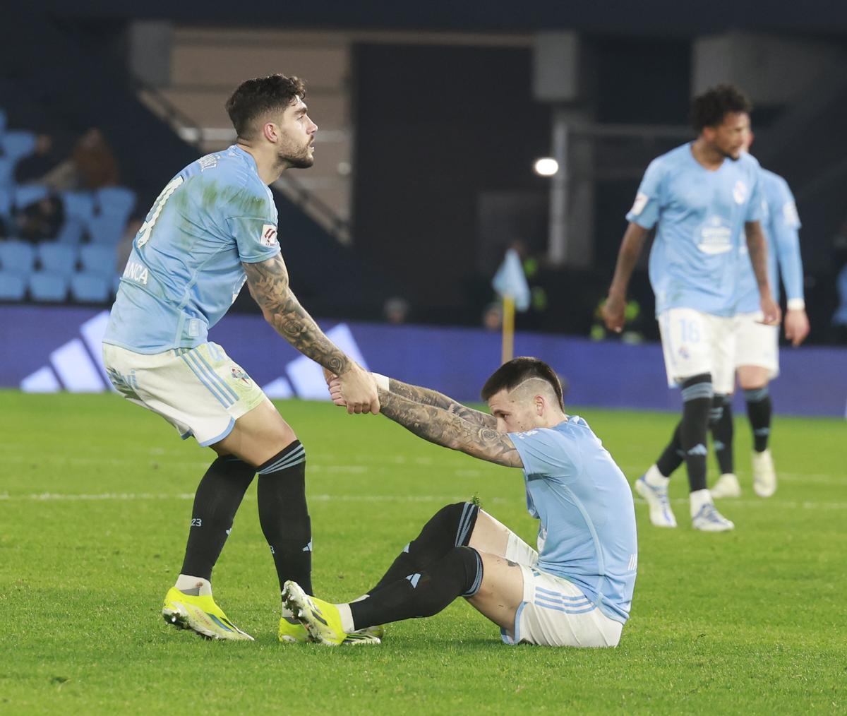Unai ayuda a Carles Pérez a levantarse durante un partido en Balaídos.
