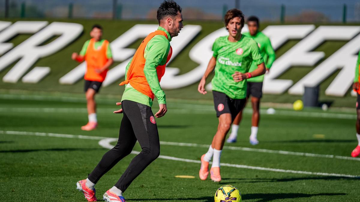 Arnau Martínexz i Bryan Gil, durant l'entrenament d'aquest matí a la Massana