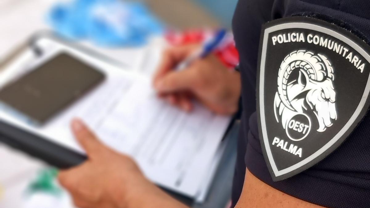 Un agente de la Policía Comunitaria de la Policía Local de Palma.