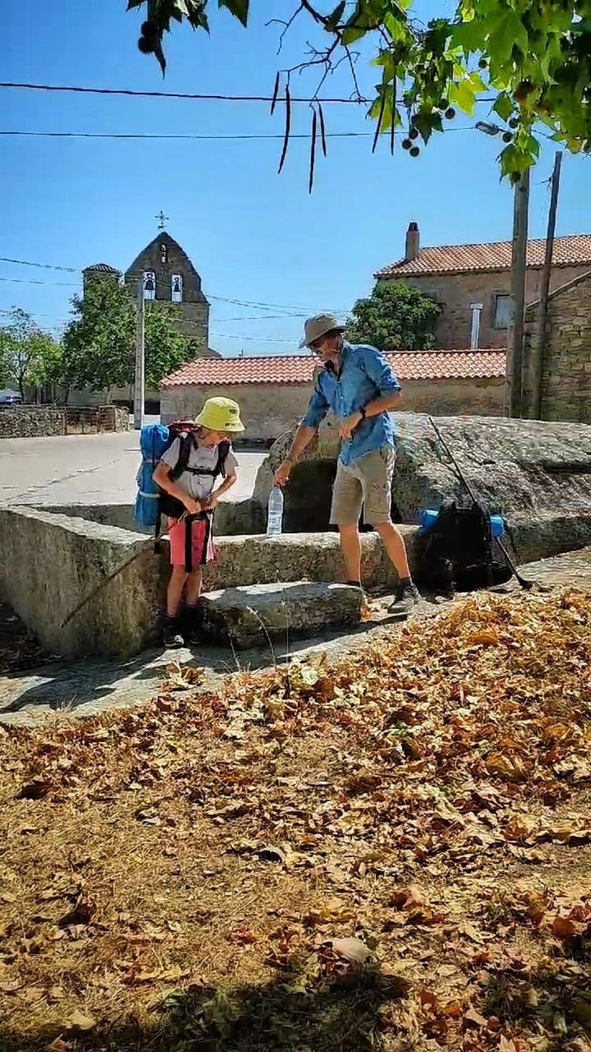 Sergio Agular con uno de sus hijos durante el Camino de Sayago