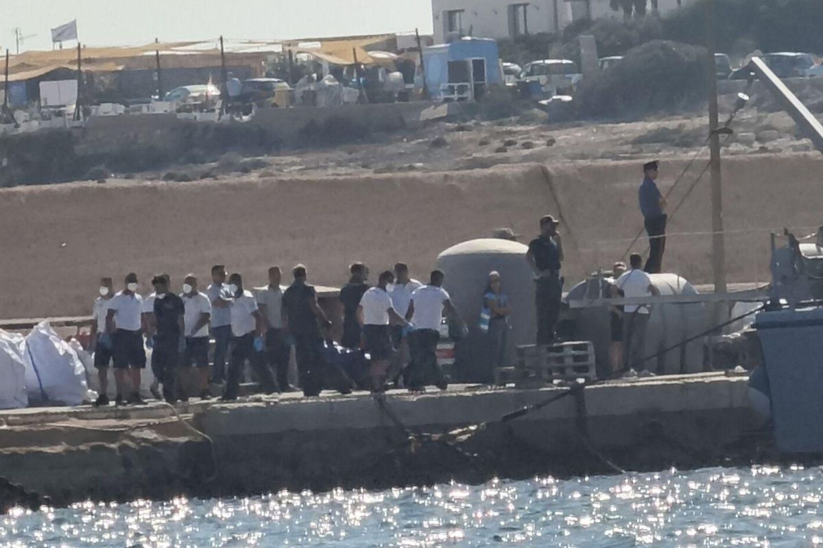 Almenys 20 migrants morts en un naufragi davant Lampedusa