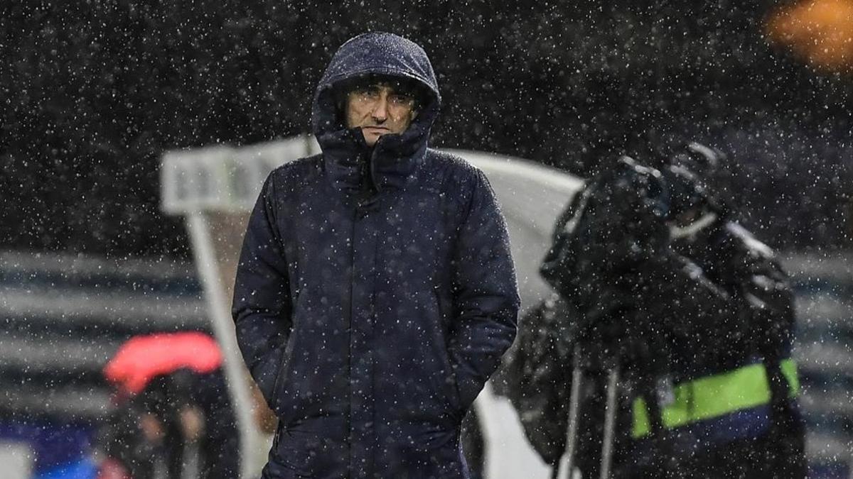 Ernesto Valverde soporta el diluvio durante la segunda mitad del Real Sociedad-Barça.