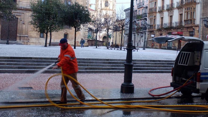 El Ayuntamiento reducirá el baldeo manual y el riego de zonas verdes para ahorrar agua