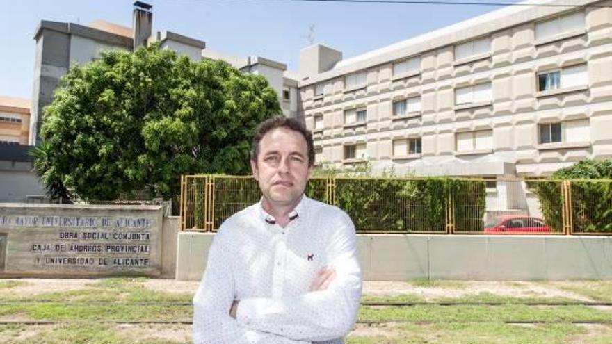 El vicerrector de Estudios, Enrique Herrero, ante el edificio elegido para Facultad de Medicina.